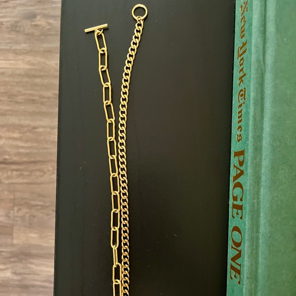 Gold Chain Necklace with Medallion - Picture 3 of 4